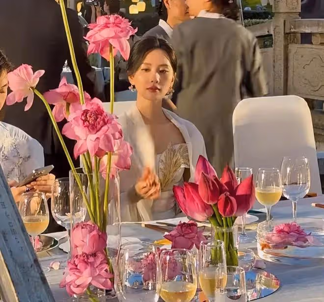這夜內場,劉詩詩吳謹言熱得不停扇扇子,鞠婧禕換妝容遭全網吐槽