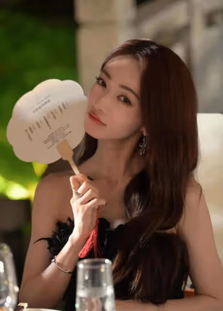 這夜內場,劉詩詩吳謹言熱得不停扇扇子,鞠婧禕換妝容遭全網吐槽
