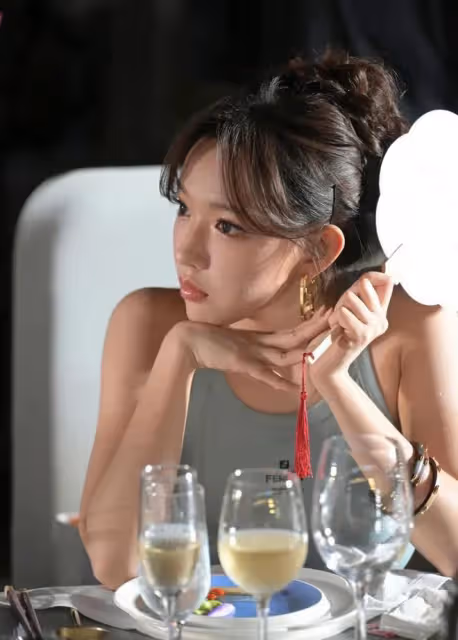 這夜內場，劉詩詩吳謹言熱得不停扇扇子，鞠婧禕換妝容遭全網吐槽