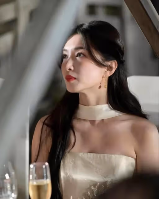 這夜內場，劉詩詩吳謹言熱得不停扇扇子，鞠婧禕換妝容遭全網吐槽