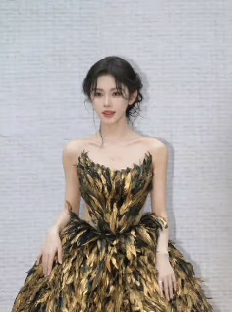 這夜內場，劉詩詩吳謹言熱得不停扇扇子，鞠婧禕換妝容遭全網吐槽