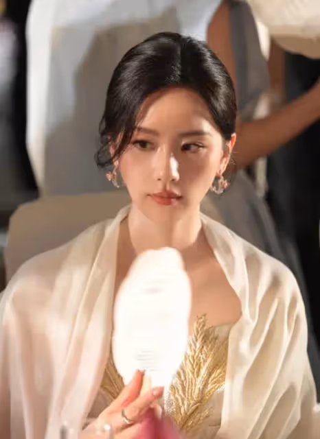 這夜內場,劉詩詩吳謹言熱得不停扇扇子,鞠婧禕換妝容遭全網吐槽