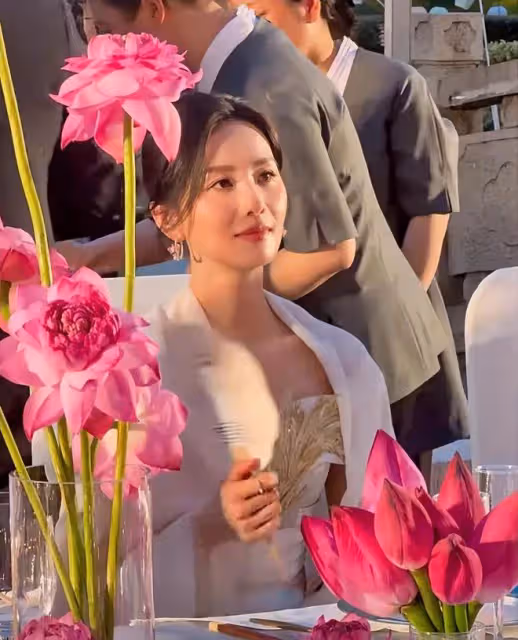 這夜內場,劉詩詩吳謹言熱得不停扇扇子,鞠婧禕換妝容遭全網吐槽