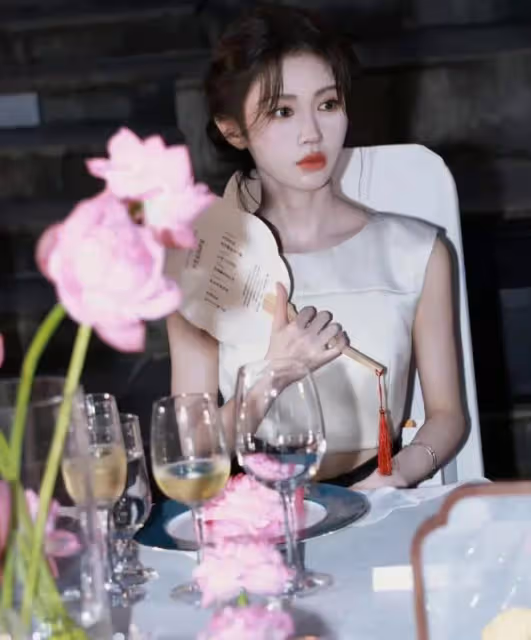 這夜內場,劉詩詩吳謹言熱得不停扇扇子,鞠婧禕換妝容遭全網吐槽