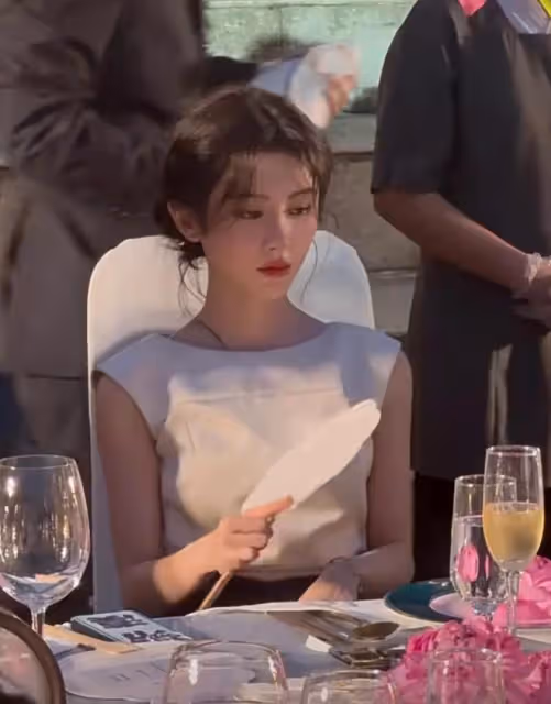 這夜內場,劉詩詩吳謹言熱得不停扇扇子,鞠婧禕換妝容遭全網吐槽