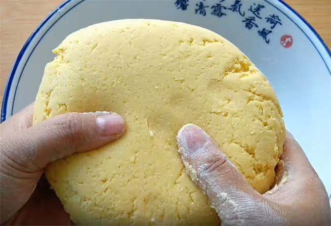 一碗玉米面,半碗麵粉,開水一燙,粗糧細作,好吃又健康