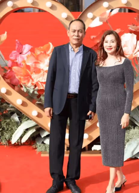 張光北品味不一般,58歲老婆穿長裙走紅毯身材火辣,真是富態美人