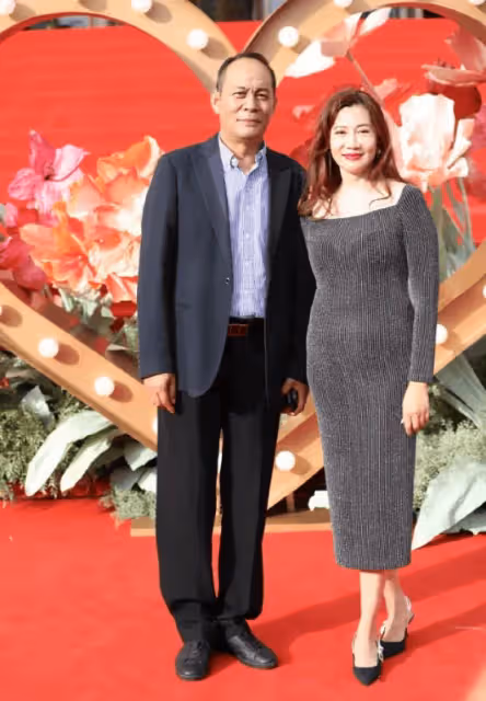 張光北品味不一般,58歲老婆穿長裙走紅毯身材火辣,真是富態美人