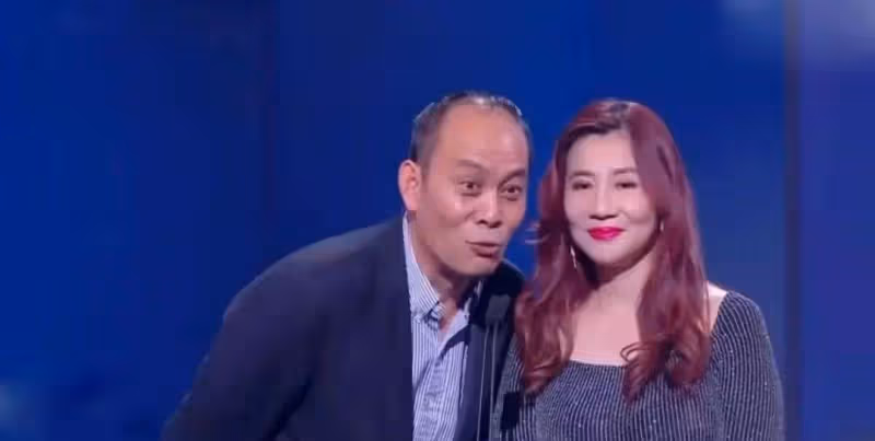 張光北品味不一般,58歲老婆穿長裙走紅毯身材火辣,真是富態美人
