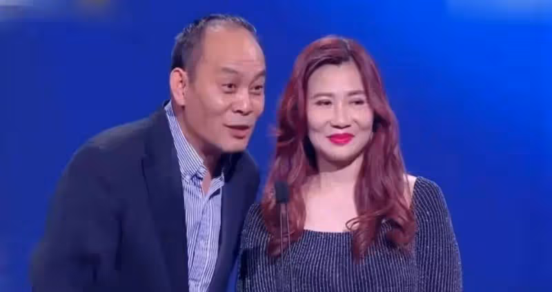 張光北品味不一般,58歲老婆穿長裙走紅毯身材火辣,真是富態美人