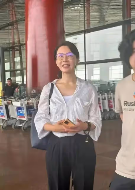 47歲陳數被偶遇,臉凹凸不平,肚子凸起臀部扁平並不覺得多漂亮!