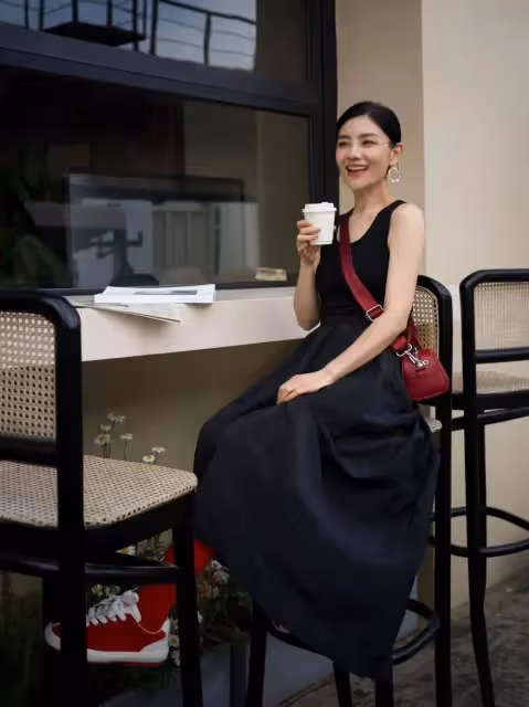 48歲胡可帶火了一種新穿法:一身黑+紅包包+紅鞋子,洋氣又減齡
