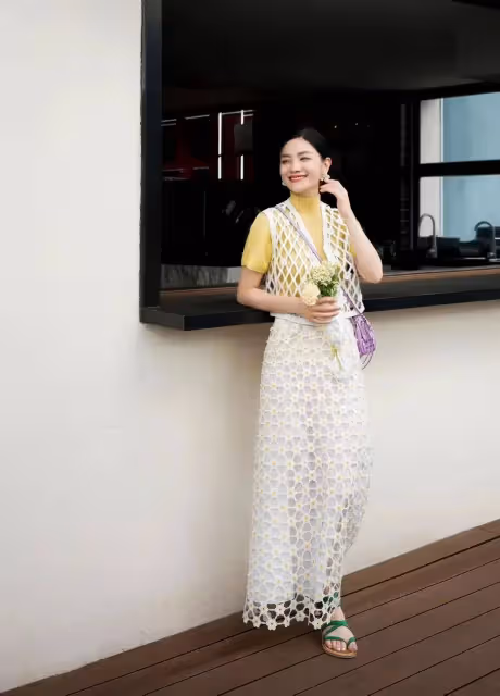 48歲胡可帶火了一種新穿法:一身黑+紅包包+紅鞋子,洋氣又減齡