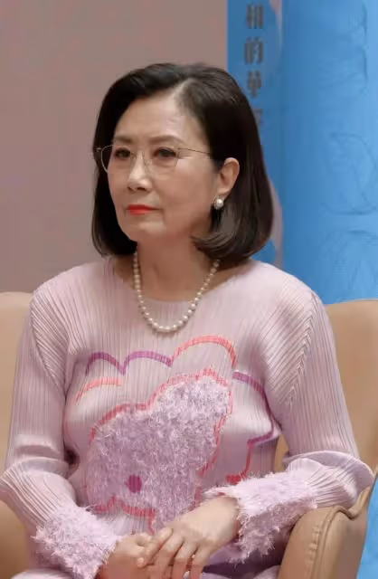 77歲汪明荃比趙雅芝更年輕,穿粉裙+波波頭真少女,自然老才優雅