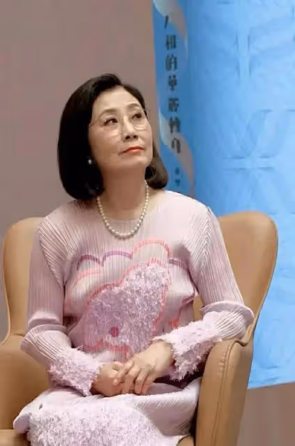 77歲汪明荃比趙雅芝更年輕,穿粉裙+波波頭真少女,自然老才優雅