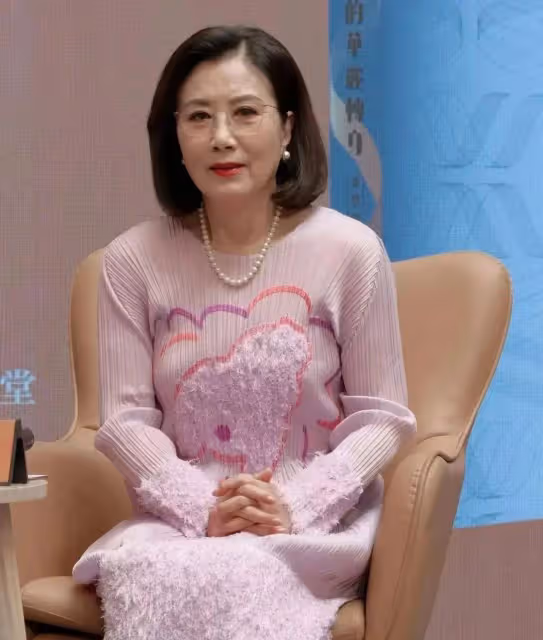 77歲汪明荃比趙雅芝更年輕,穿粉裙+波波頭真少女,自然老才優雅