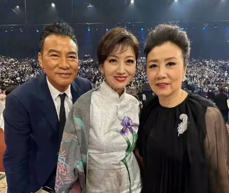 77歲汪明荃比趙雅芝更年輕,穿粉裙+波波頭真少女,自然老才優雅