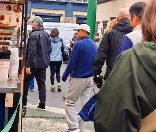 60歲馬雲在倫敦逛菜市場,大夏天穿藍色針織毛衣,路人求合影被婉拒