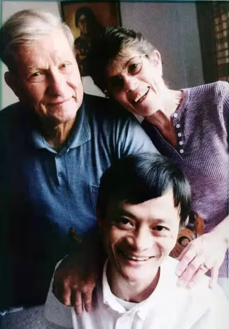 60歲馬雲在倫敦逛菜市場,大夏天穿藍色針織毛衣,路人求合影被婉拒