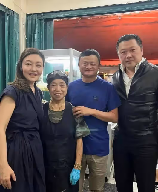 60歲馬雲在倫敦逛菜市場,大夏天穿藍色針織毛衣,路人求合影被婉拒