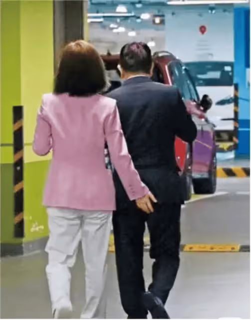 內地翻紅女歌手，被爆與TVB前高層車內激吻，曾是《星光大道》年度冠軍