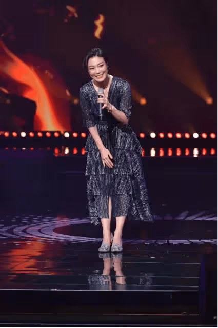 內地翻紅女歌手，被爆與TVB前高層車內激吻，曾是《星光大道》年度冠軍