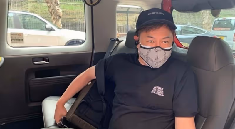 陳鍵鋒最新近照曝光，帥氣小生變油膩大叔，手上還做了美甲