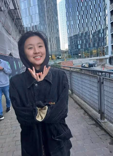 楊麗萍外甥女小彩旗英國畢業，爸爸弟弟到場祝賀