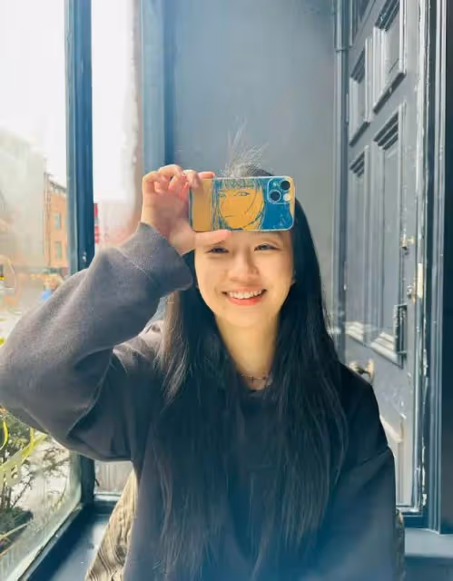 楊麗萍外甥女小彩旗英國畢業，爸爸弟弟到場祝賀