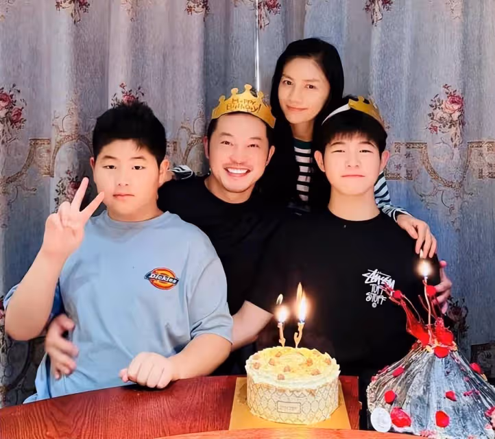 胡可沙溢為大兒子慶生，13歲安吉長相神似劉昊然