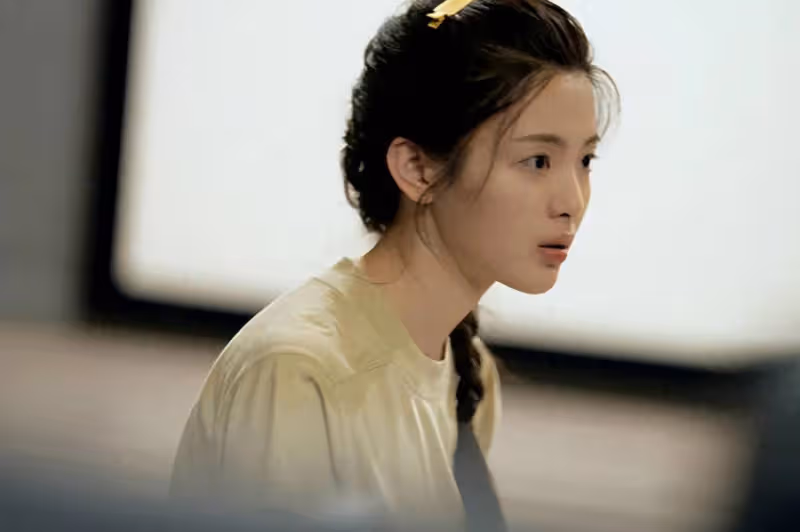 楊超越首演話劇狀態鬆弛，五官精緻素顏能打