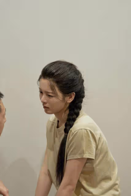 楊超越首演話劇狀態鬆弛，五官精緻素顏能打