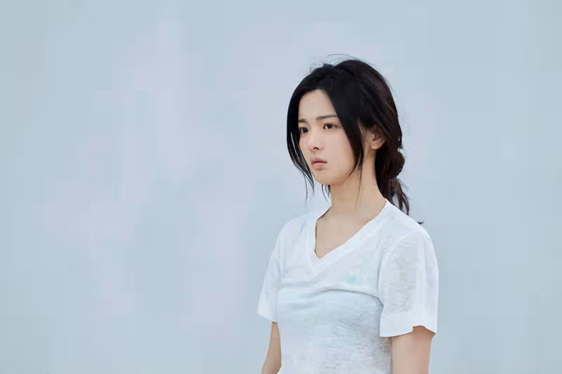 楊超越首演話劇狀態鬆弛，五官精緻素顏能打