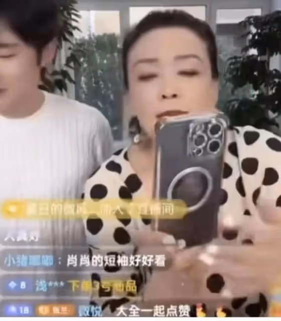 尷尬!張蘭抄襲拿著別人寫的詩說是自己創作的,讓主播深情朗誦!