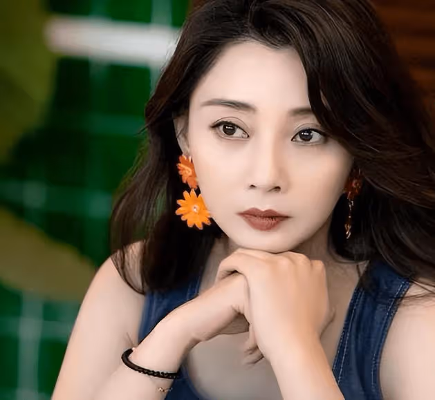 她是演員中的女富豪:多輛豪車排排坐,如今45歲卻活得像20歲