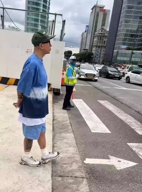 網友偶遇具俊曄遛彎,倒背雙手好似老大爺,高檔餐廳露紋身很不雅
