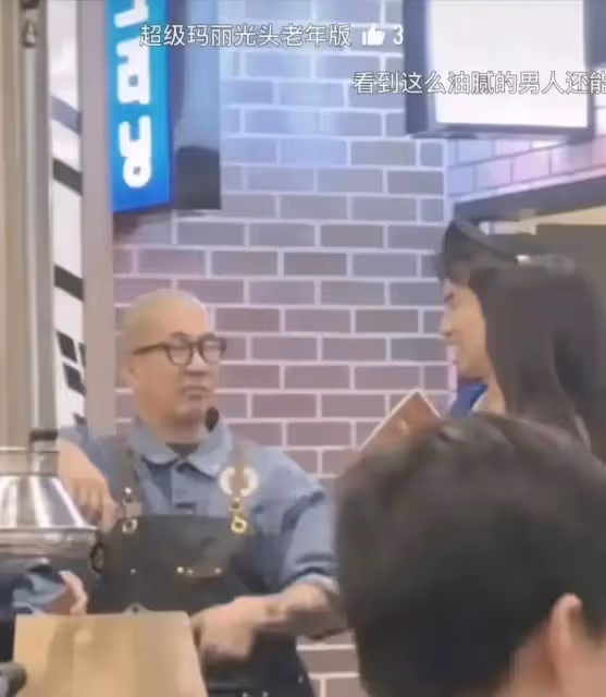 網友偶遇具俊曄遛彎,倒背雙手好似老大爺,高檔餐廳露紋身很不雅