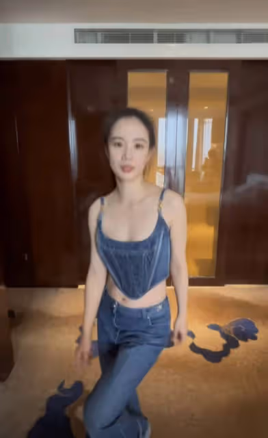 李夢穿牛仔弔帶套裝熱舞,網友辣評:像做廣播體操
