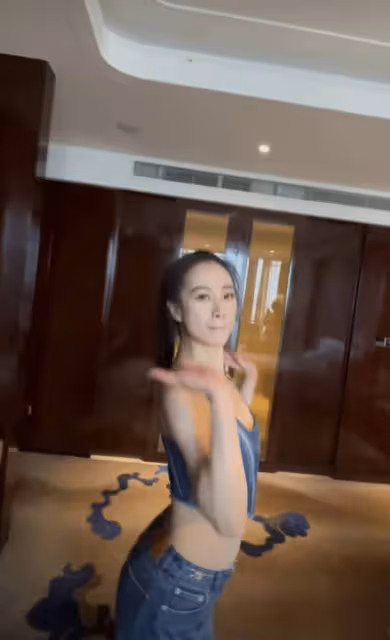 李夢穿牛仔弔帶套裝熱舞,網友辣評:像做廣播體操