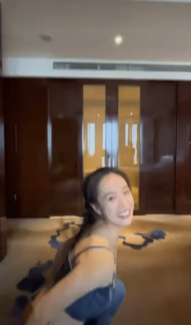 李夢穿牛仔弔帶套裝熱舞,網友辣評:像做廣播體操