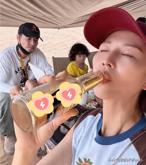 蔡少芬一家進沙漠旅行,張晉穿斗篷騎駱駝好酷,4歲兒子髮型搶鏡