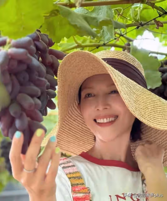 蔡少芬一家進沙漠旅行,張晉穿斗篷騎駱駝好酷,4歲兒子髮型搶鏡