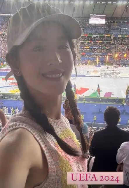 京東老闆娘章澤天扎麻花辮看歐洲杯!奶茶妹妹美爆了