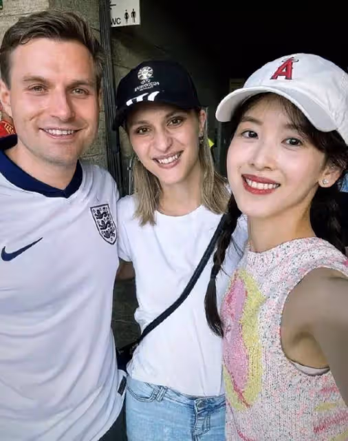 京東老闆娘章澤天扎麻花辮看歐洲杯!奶茶妹妹美爆了