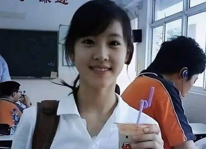 京東老闆娘章澤天扎麻花辮看歐洲杯!奶茶妹妹美爆了
