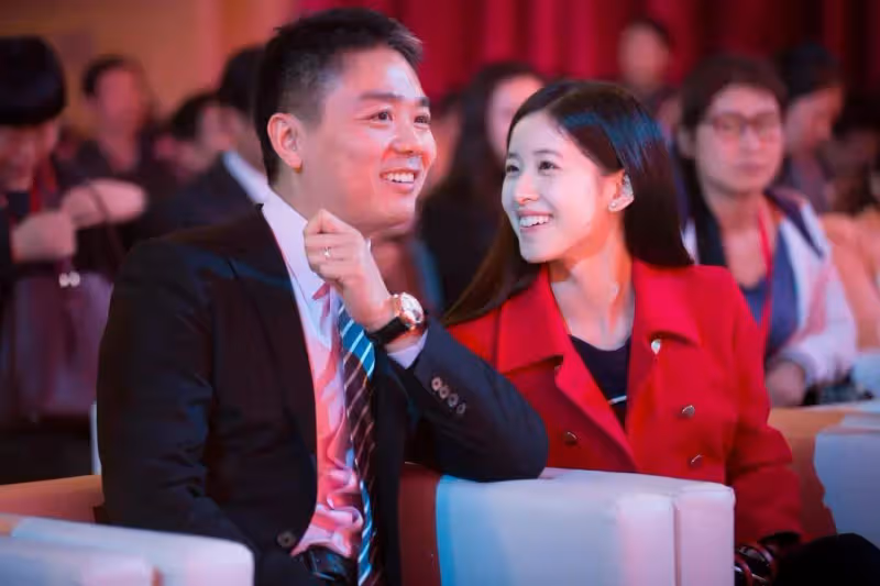 京東老闆娘章澤天扎麻花辮看歐洲杯!奶茶妹妹美爆了