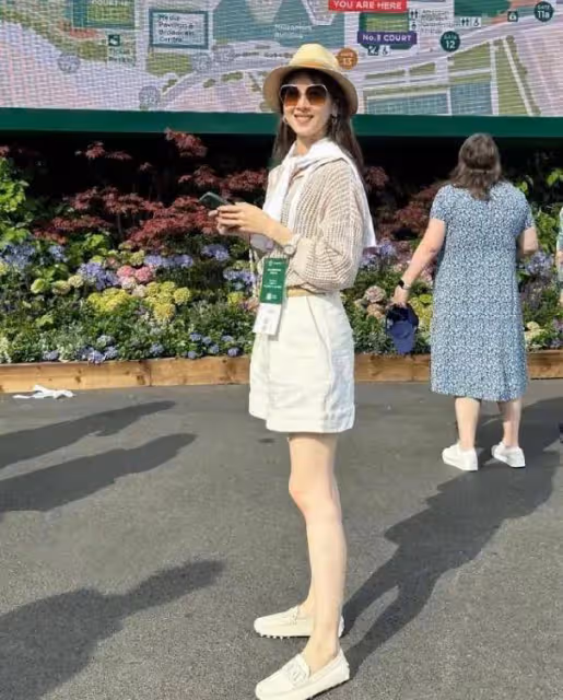 京東老闆娘章澤天扎麻花辮看歐洲杯!奶茶妹妹美爆了