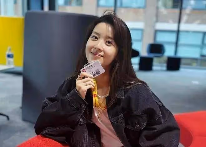 京東老闆娘章澤天扎麻花辮看歐洲杯!奶茶妹妹美爆了