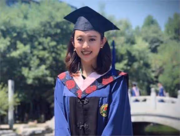 董卿接班人李七月,已然邁向另一條道路
