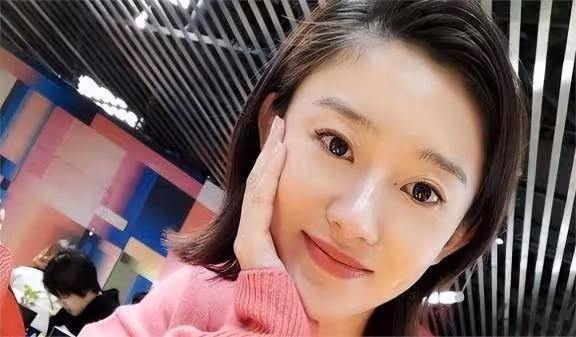 董卿接班人李七月,已然邁向另一條道路